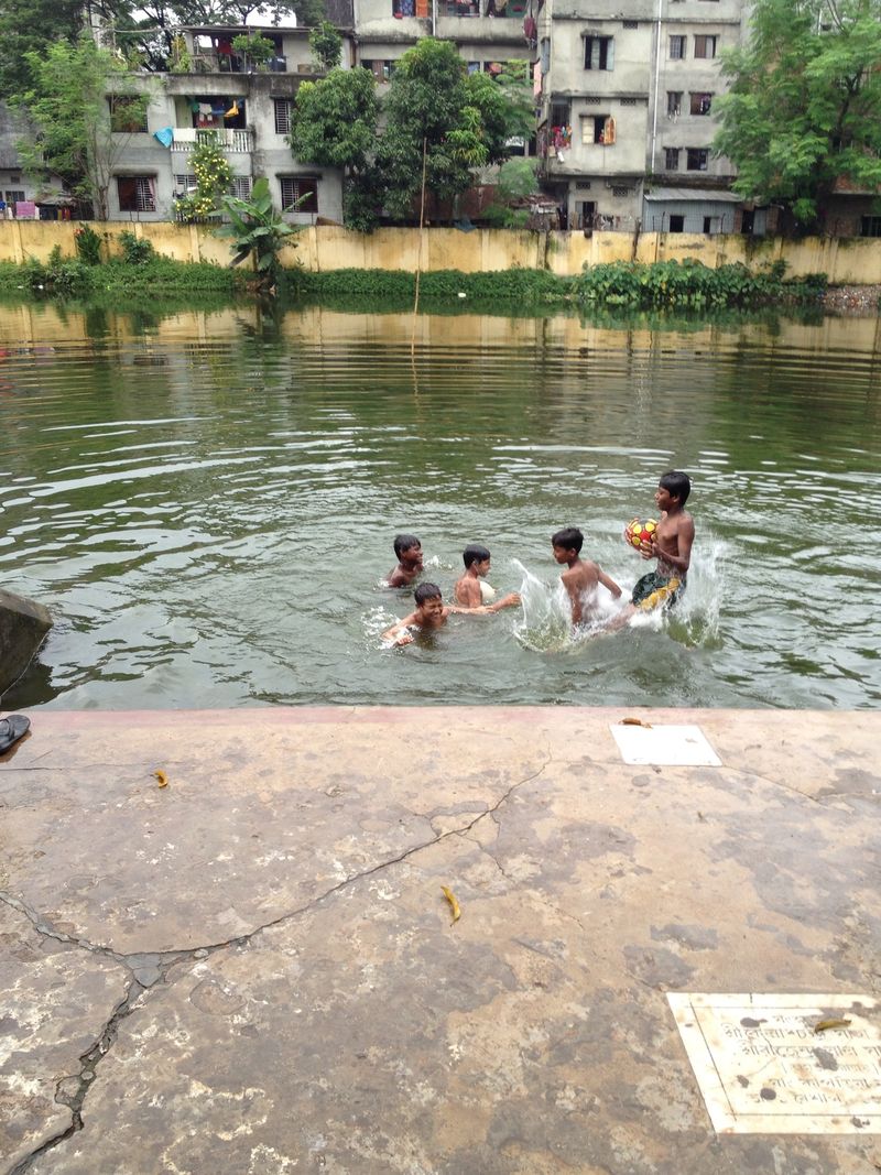 05ダケッシュリ寺院池で遊ぶ子供たち