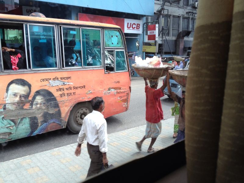 11バングラデシュのバス、窓ガラスが割れている